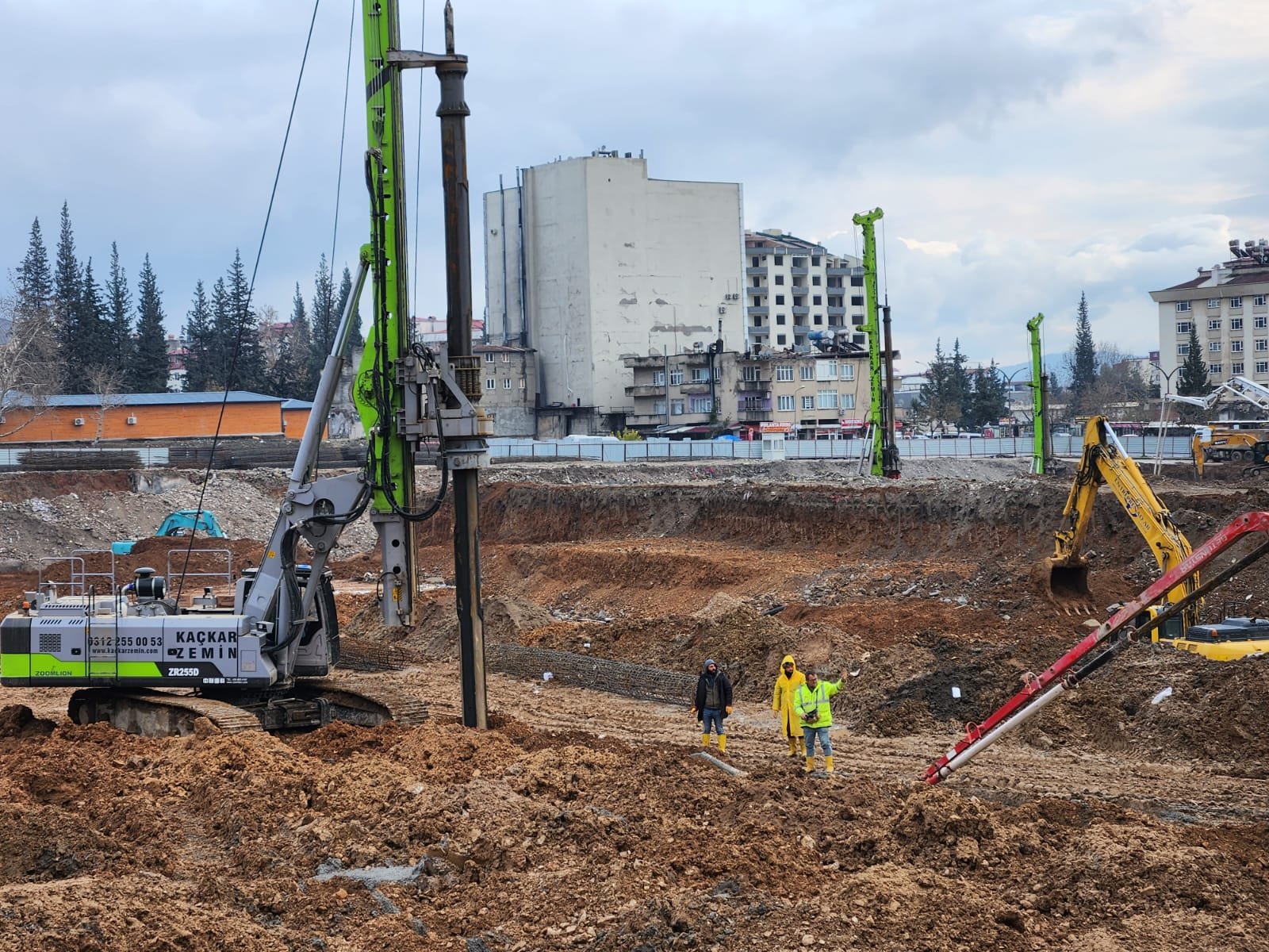 Zorlu Zemin Şartlarında Fore Kazık İmalatı: Bentonit Çamuru ve Casing Kullanımı